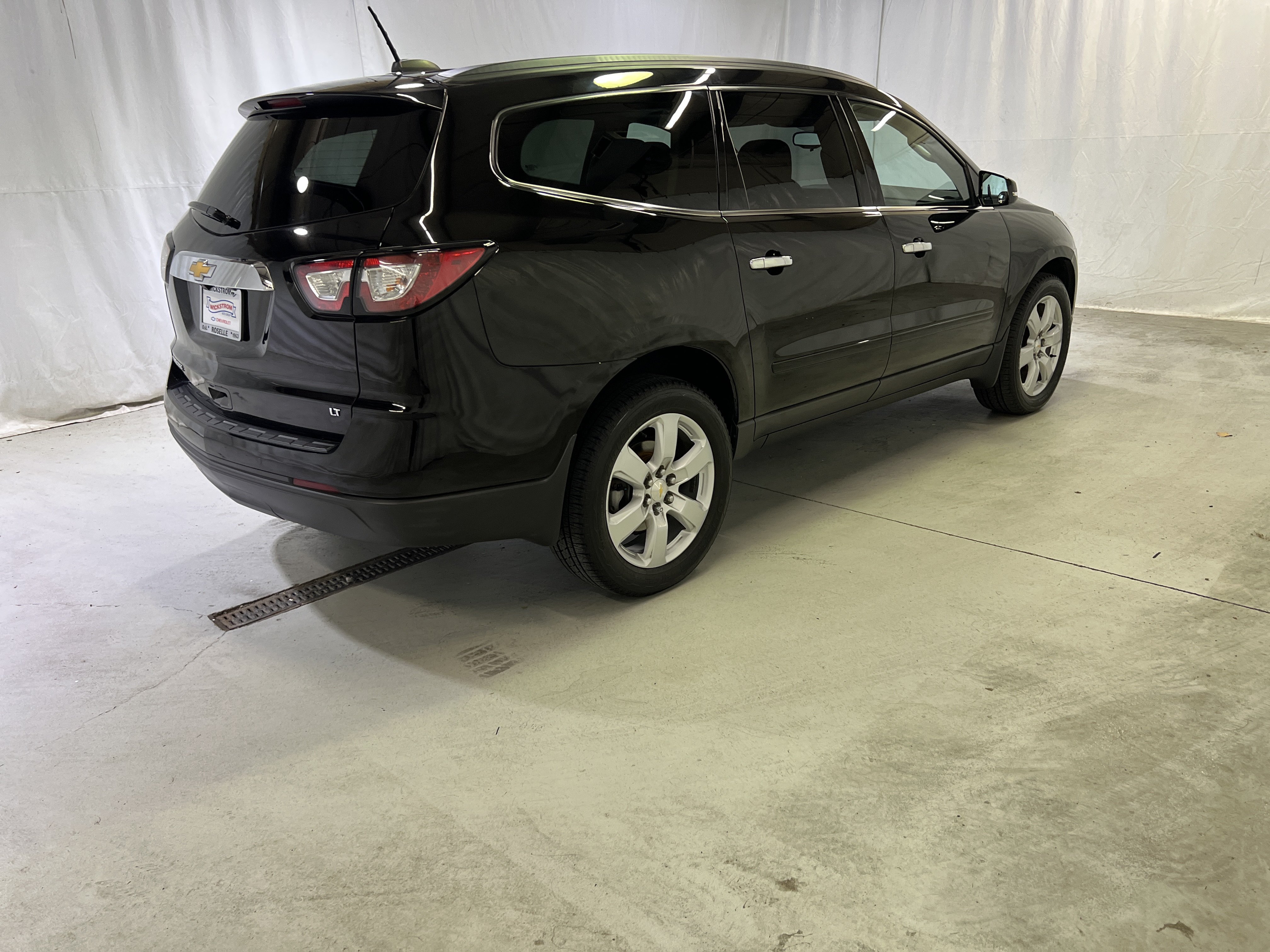 Used 2017 Chevrolet Traverse LT w/ Style and Technology Package FWD image 11