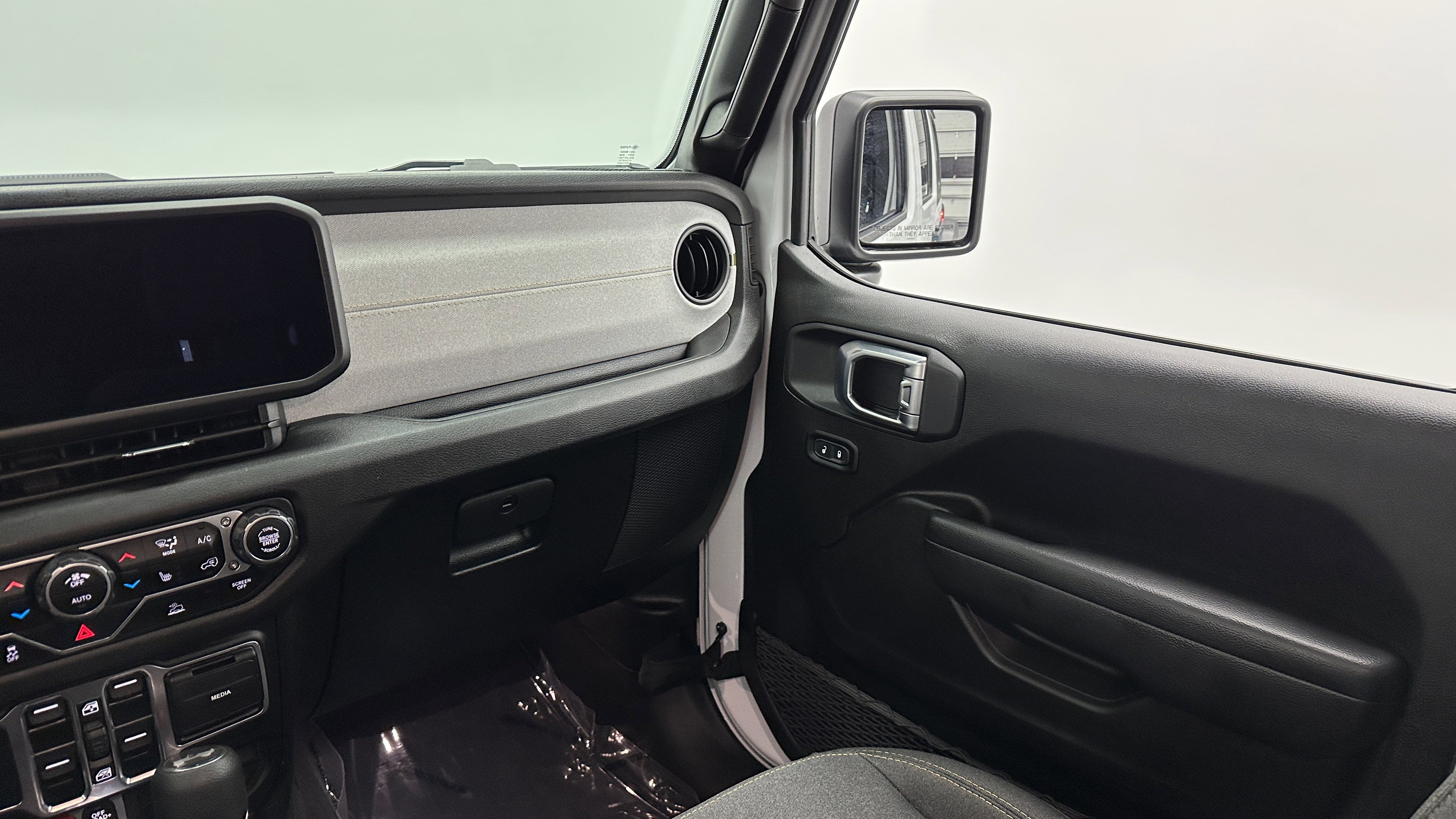 Used 2025 Jeep Wrangler Willys image 23