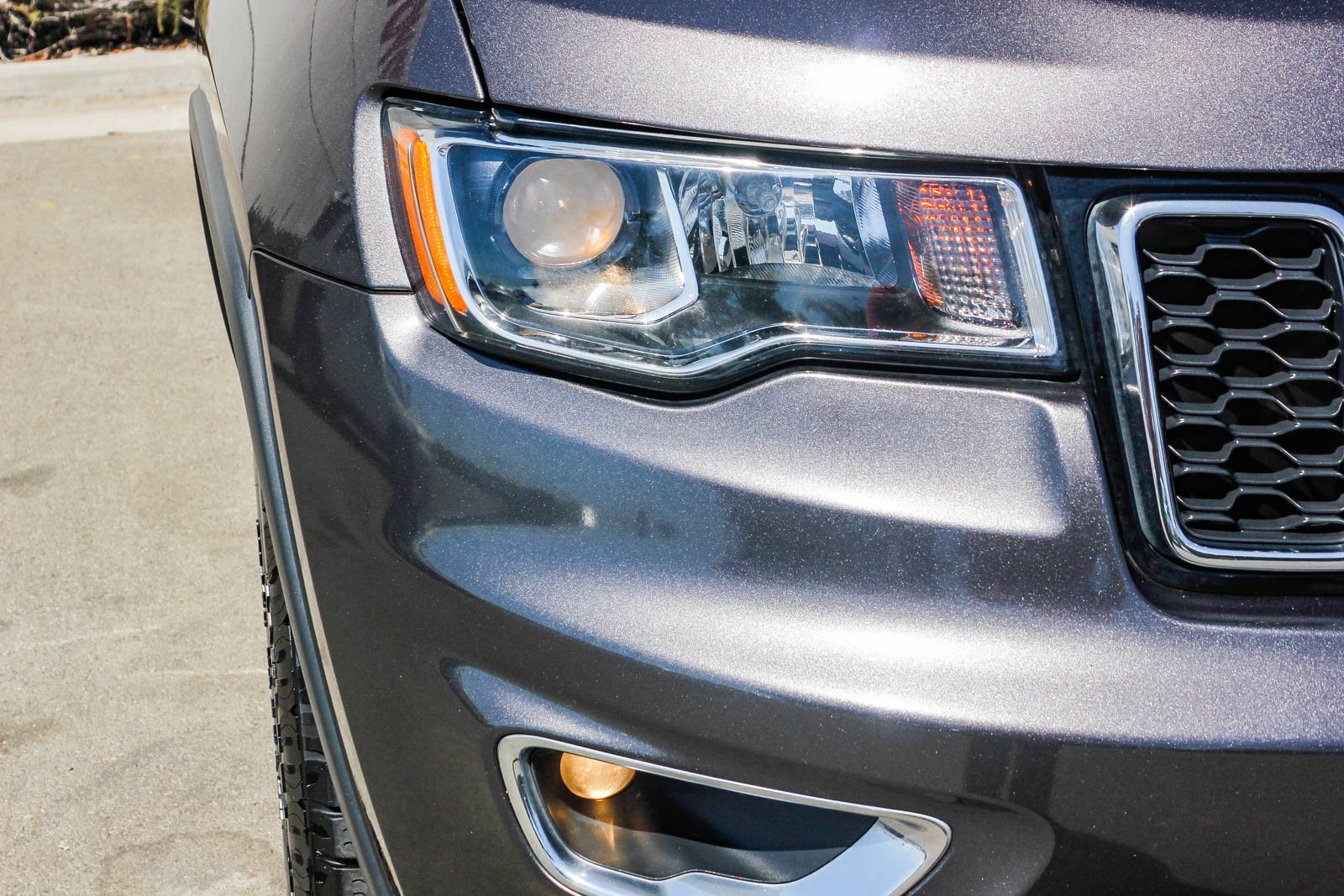 Used 2019 Jeep Grand Cherokee Laredo image 4