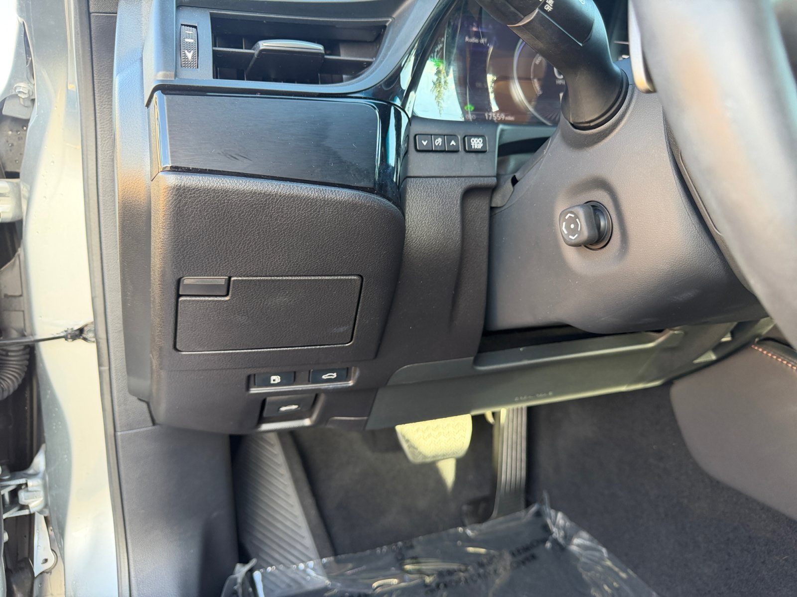 Used 2024 Lexus ES 300h w/ Premium Package FWD image 11