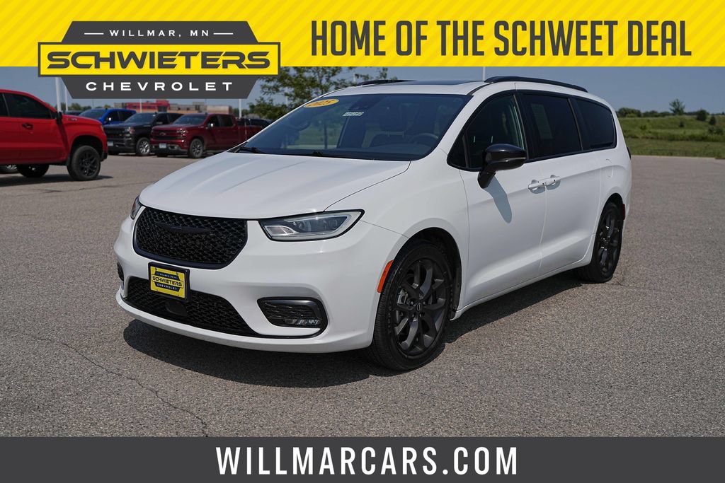 Used 2025 Chrysler Pacifica Limited FWD image 1