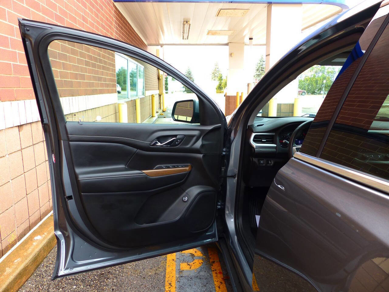 Used 2021 GMC Acadia SLE w/ Driver Convenience Package FWD image 18