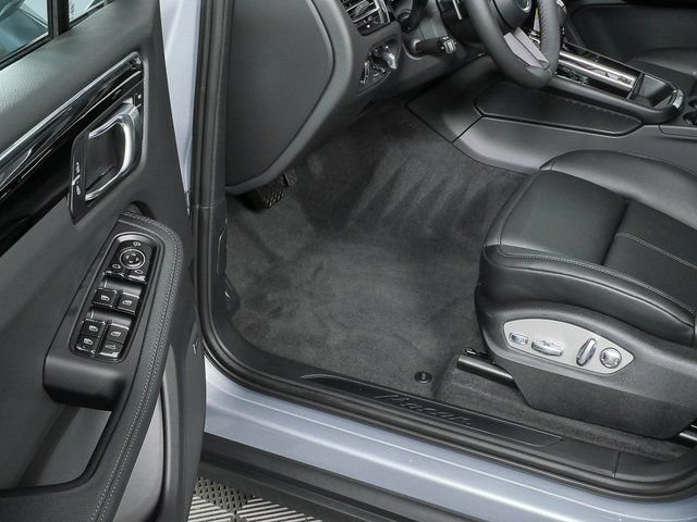 Certified 2026 Porsche Macan AWD/4WD image 8