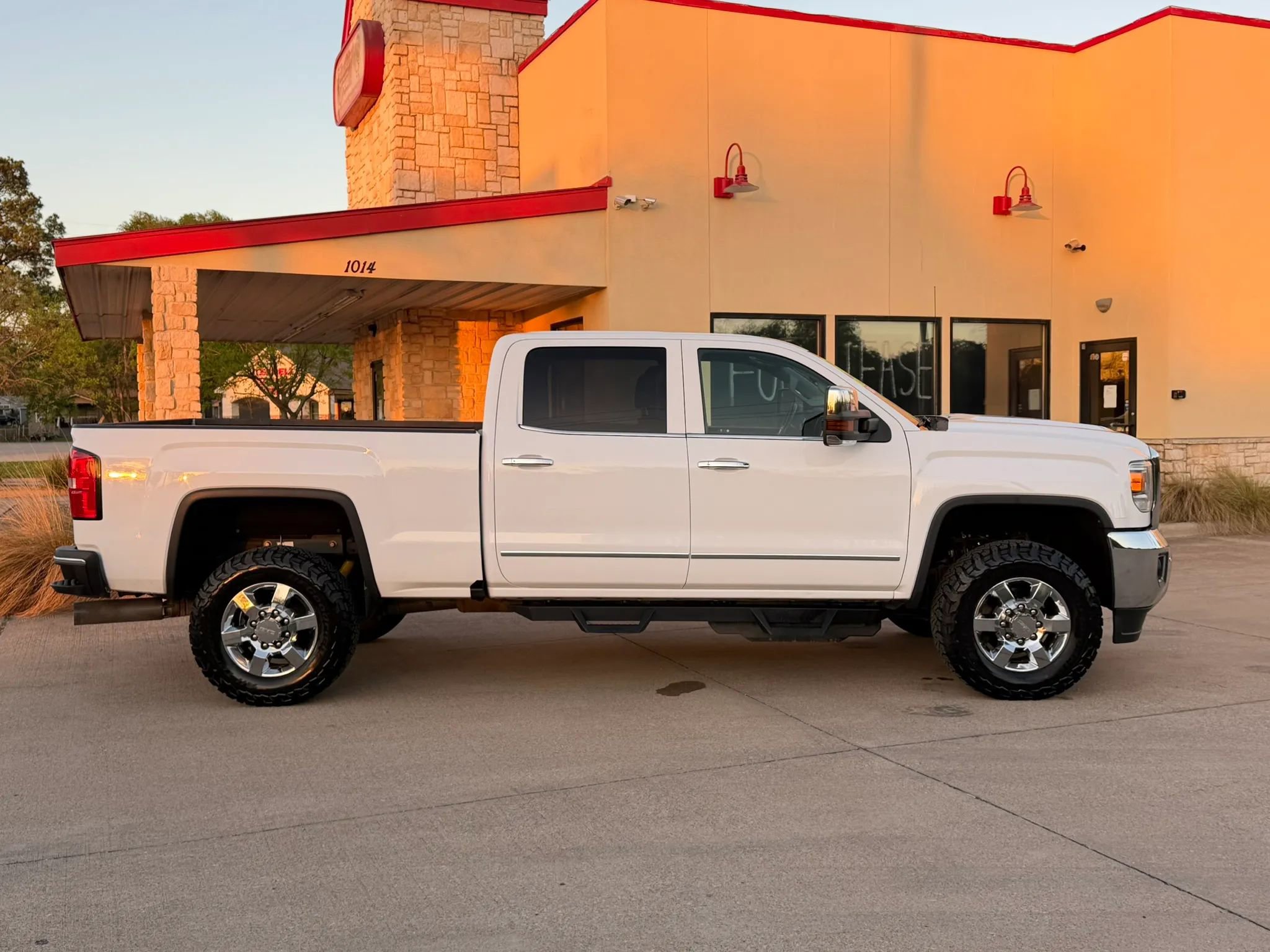 Used 2019 GMC Sierra 2500 SLT w/ Duramax Plus Package AWD/4WD image 6