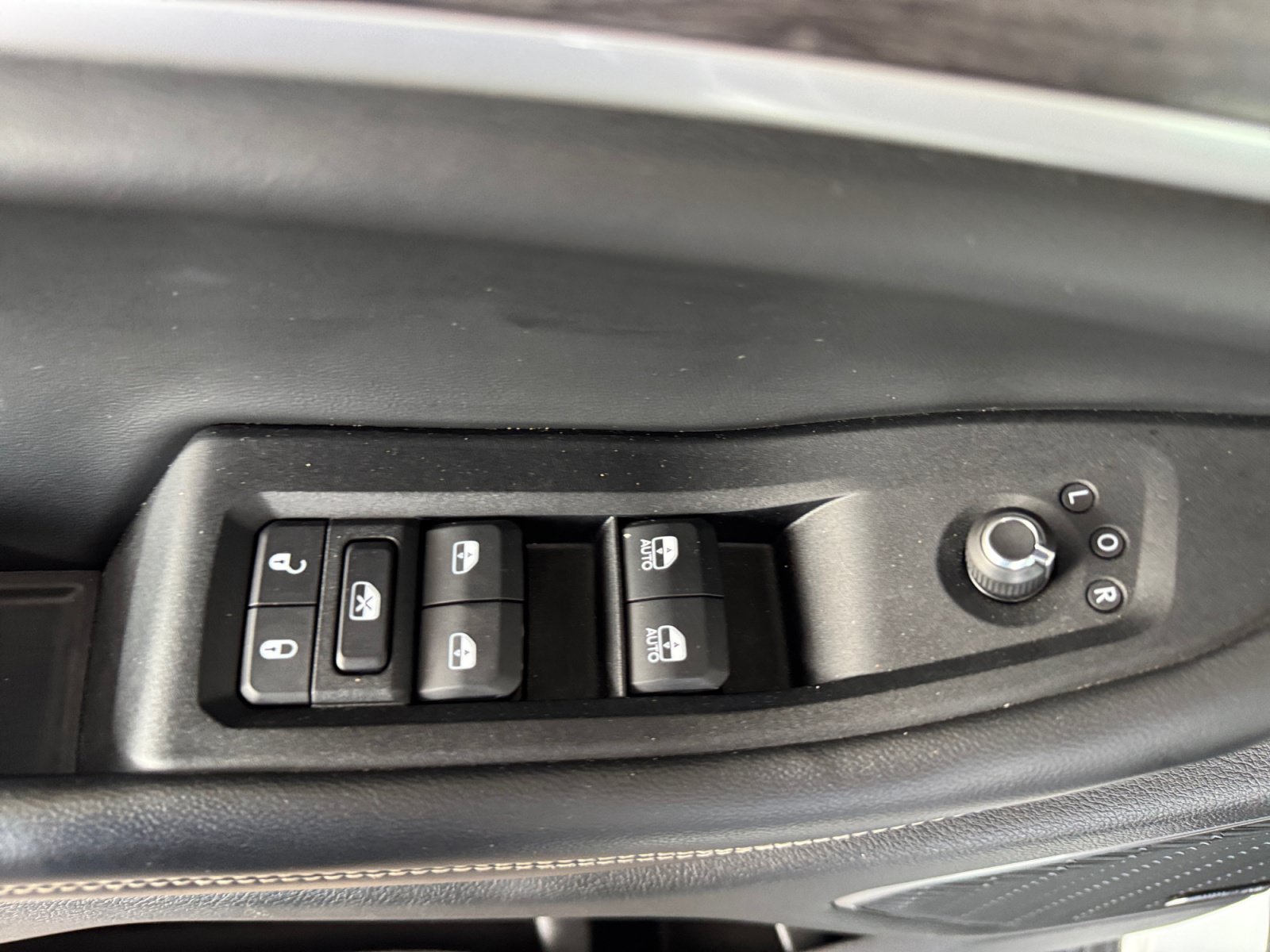 Used 2022 Jeep Grand Cherokee Limited AWD/4WD image 12