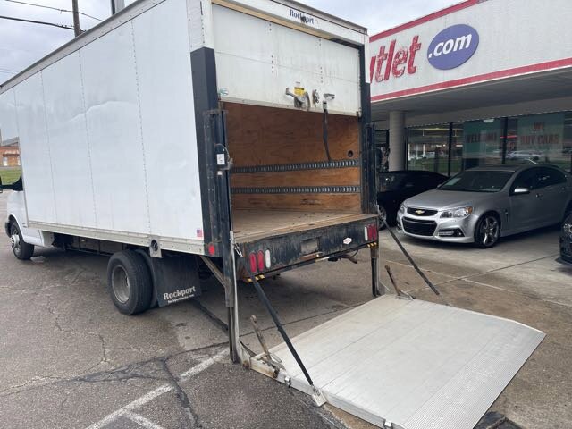 Used 2018 Chevrolet Express 4500 Extended w/ Driver Convenience Package RWD image 26