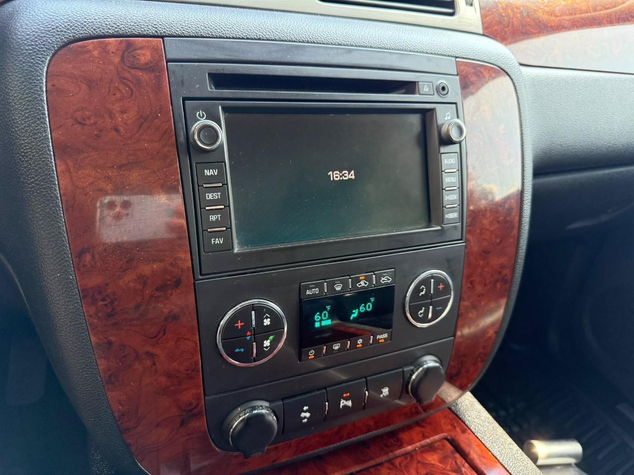 Used 2011 Chevrolet Avalanche LTZ AWD/4WD image 31