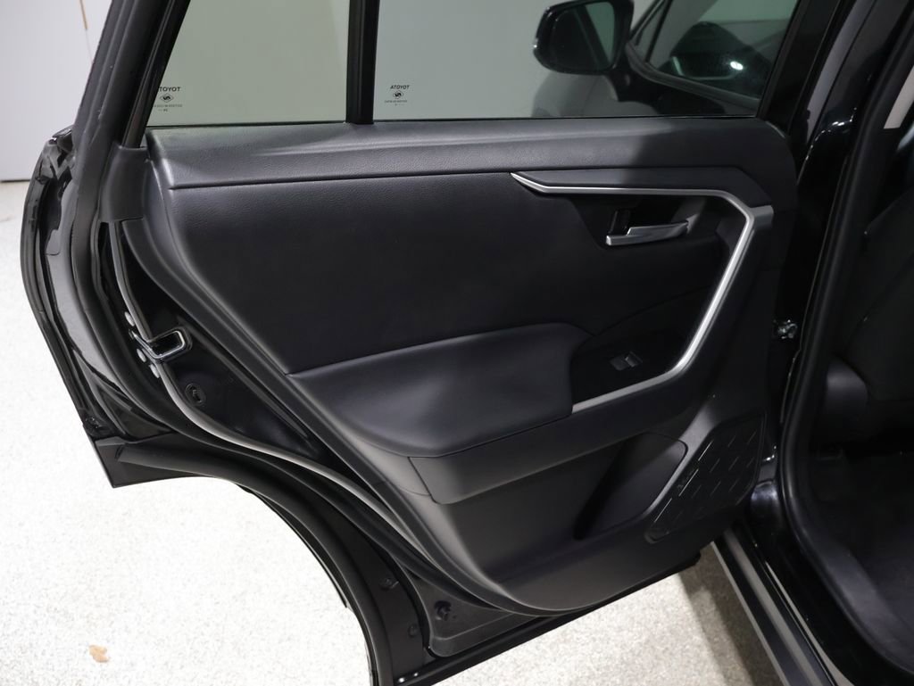 Used 2025 Toyota RAV4 XLE AWD/4WD image 12