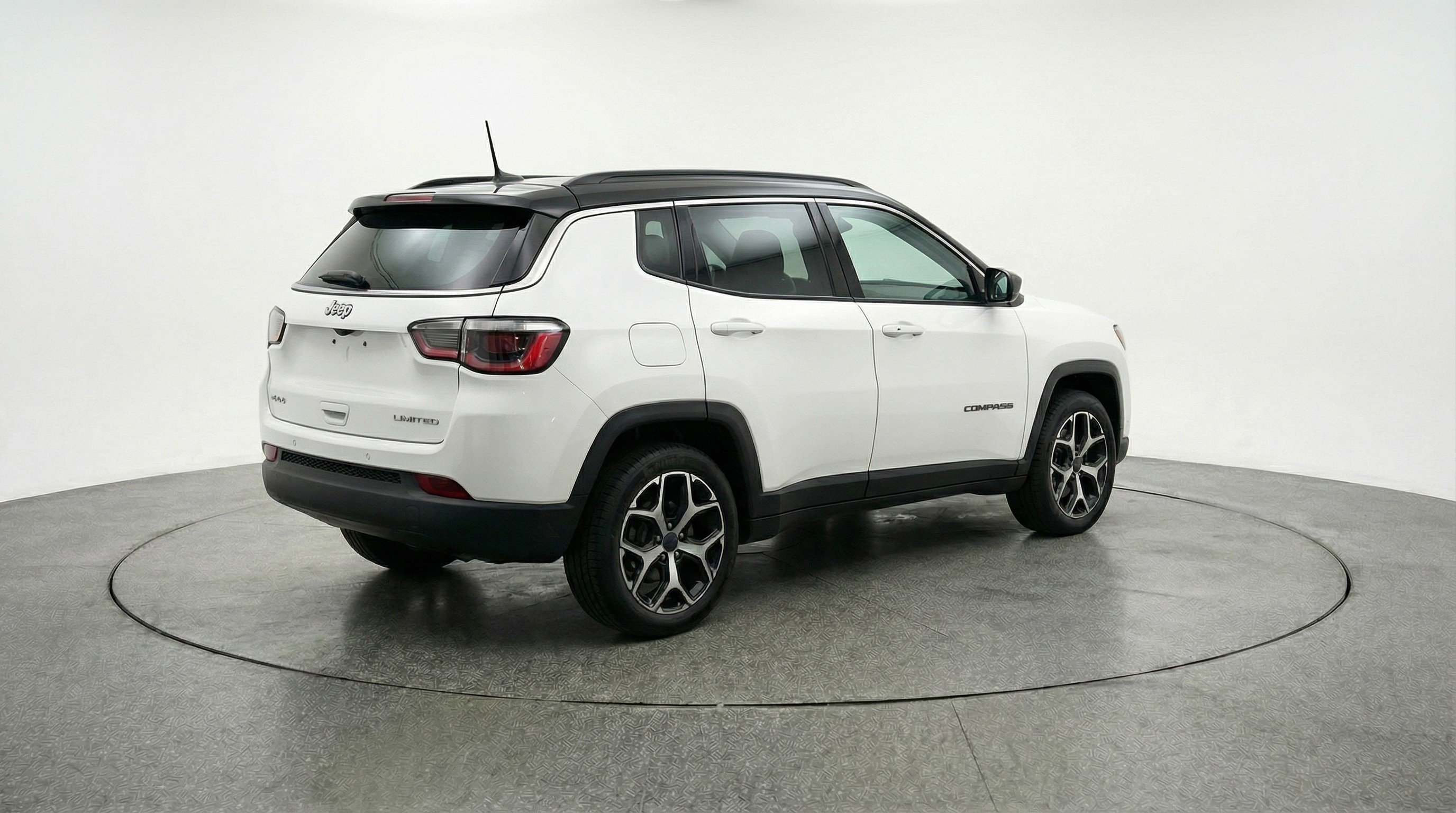 Used 2025 Jeep Compass Limited image 9
