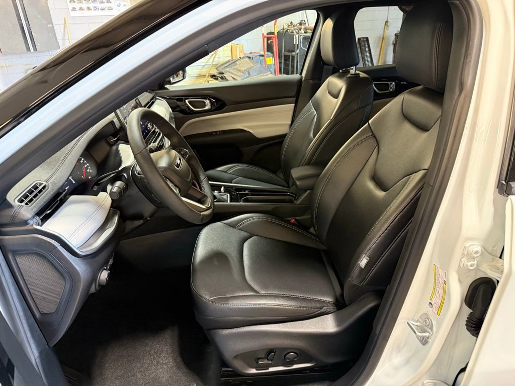 Used 2025 Jeep Compass Limited AWD/4WD image 23
