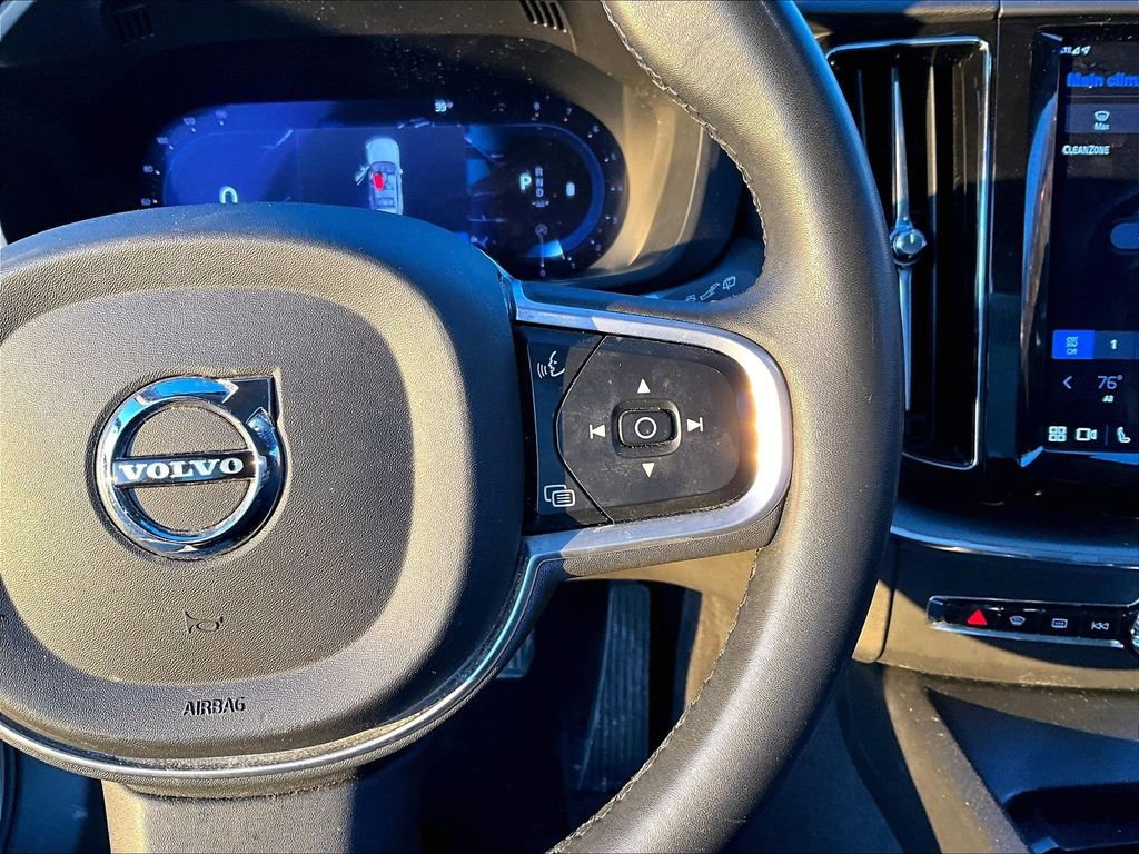 Used 2022 Volvo XC60 B5 Momentum image 15