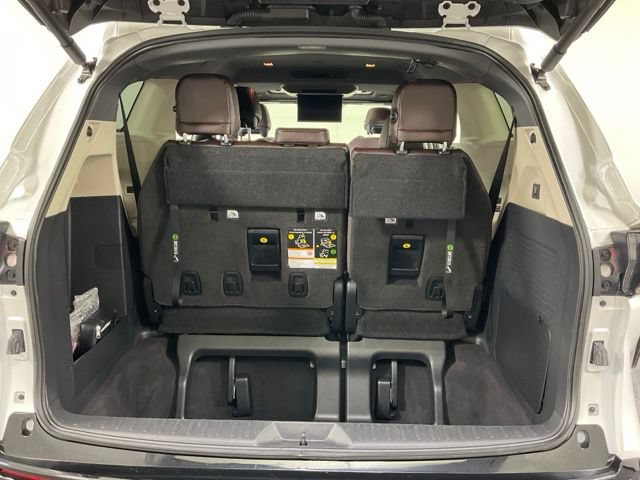 Used 2023 Toyota Sienna Platinum AWD/4WD image 34