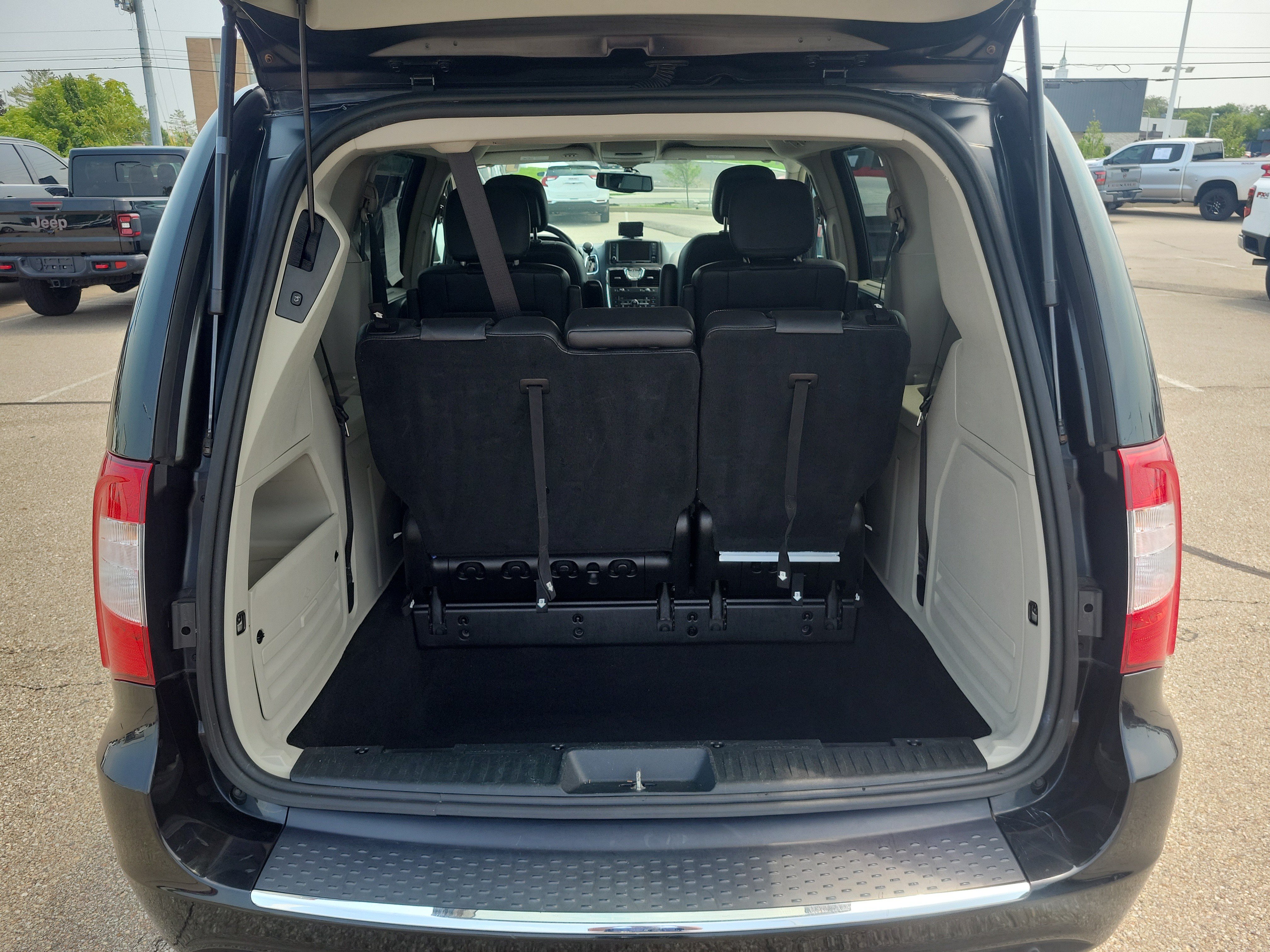 Used 2015 Chrysler Town & Country Touring-L w/ Driver Convenience Group FWD image 7