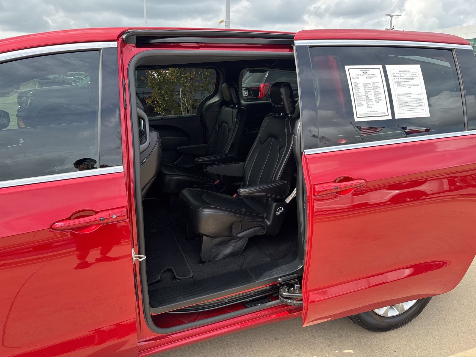 Used 2025 Chrysler Pacifica Select AWD/4WD image 13
