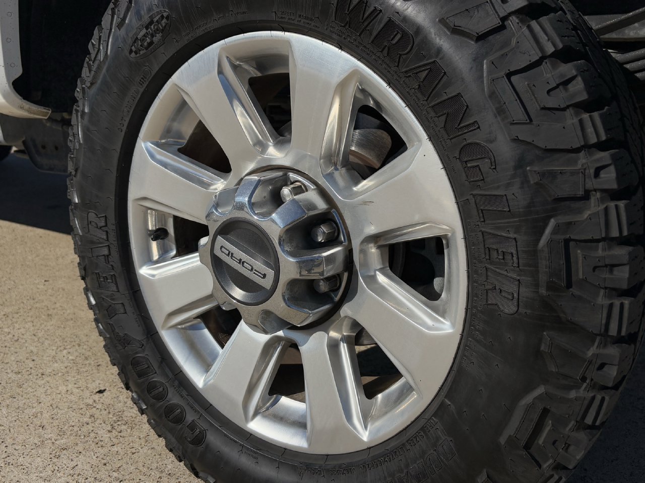Used 2022 Ford F350 Platinum w/ FX4 Off-Road Package AWD/4WD image 11