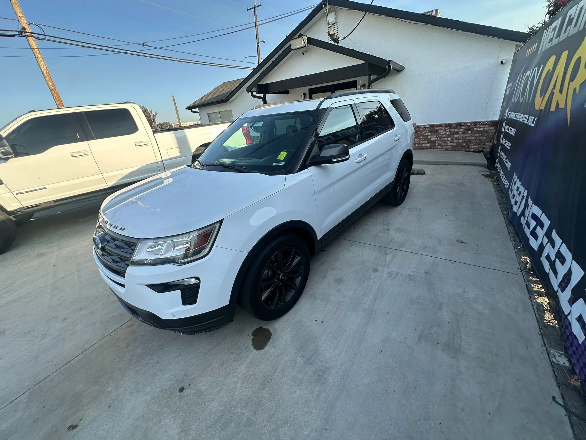 Used 2018 Ford Explorer XLT w/ Equipment Group 202A FWD image 11