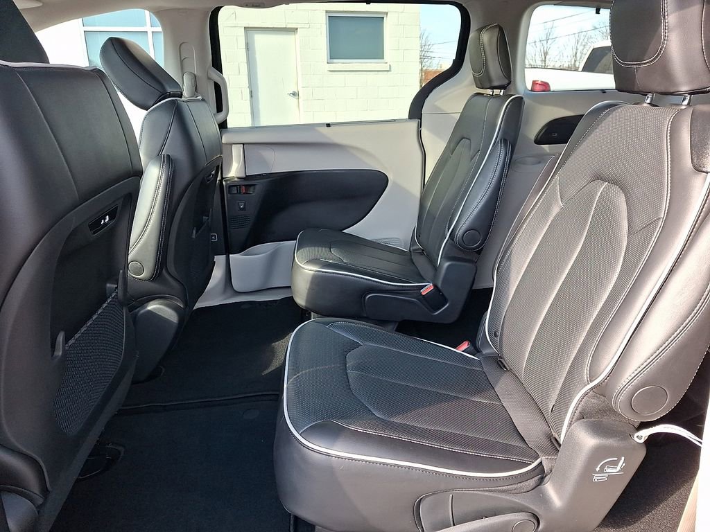 Used 2024 Chrysler Pacifica Limited image 12