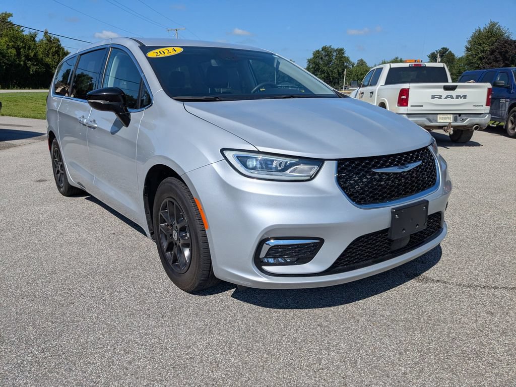 Used 2024 Chrysler Pacifica Touring-L FWD image 3