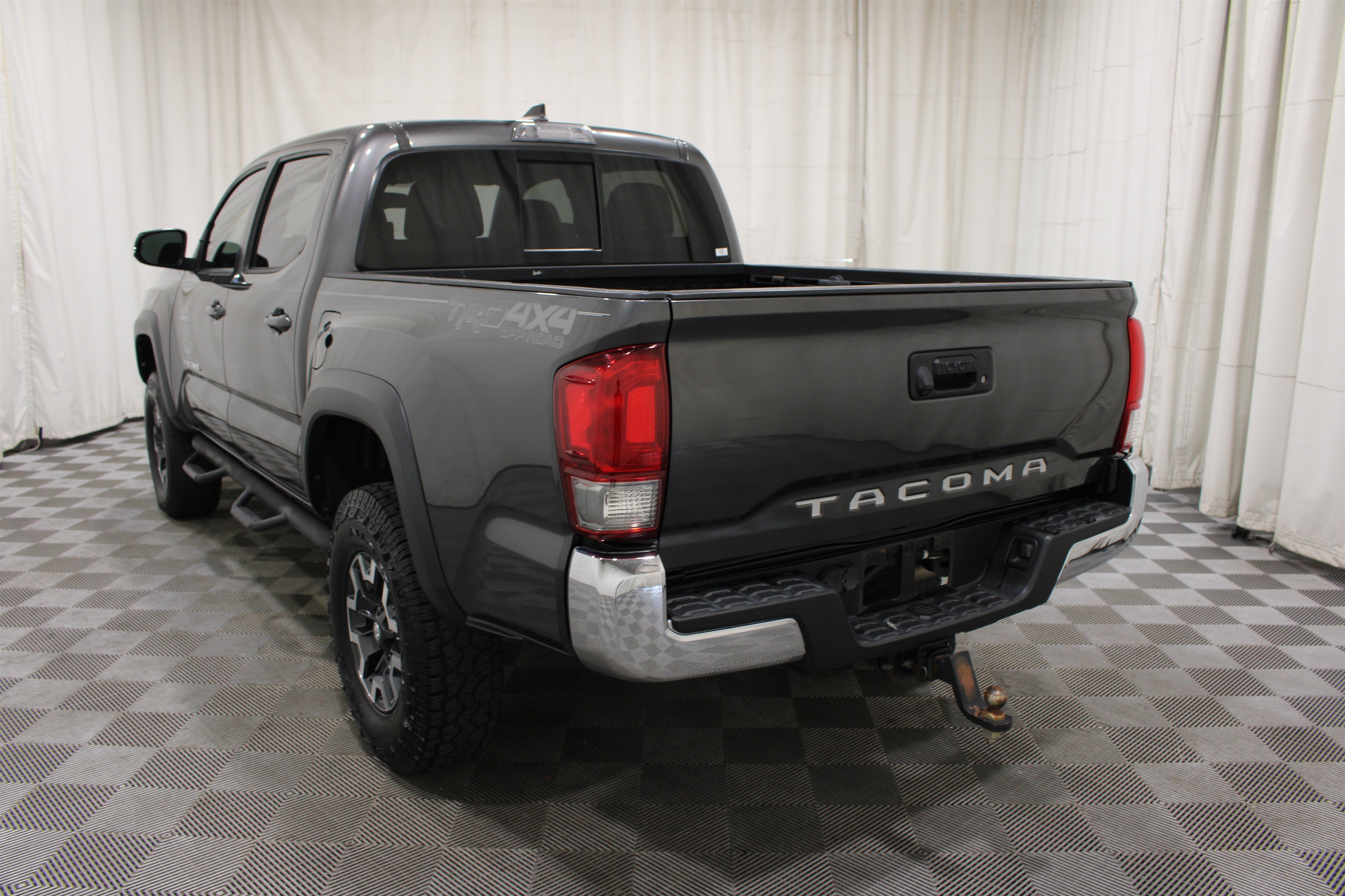 Used 2017 Toyota Tacoma TRD Off-Road w/ Tow Package (A/T) AWD/4WD image 30