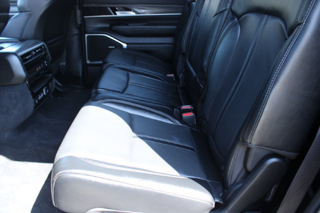 Used 2024 Jeep Wagoneer L Series II AWD/4WD image 42