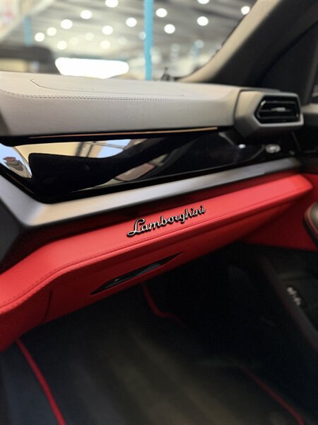 Used 2025 Lamborghini Urus SE AWD/4WD image 12