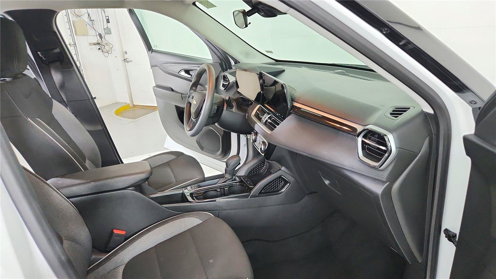 Used 2025 Chevrolet TrailBlazer LT FWD image 25