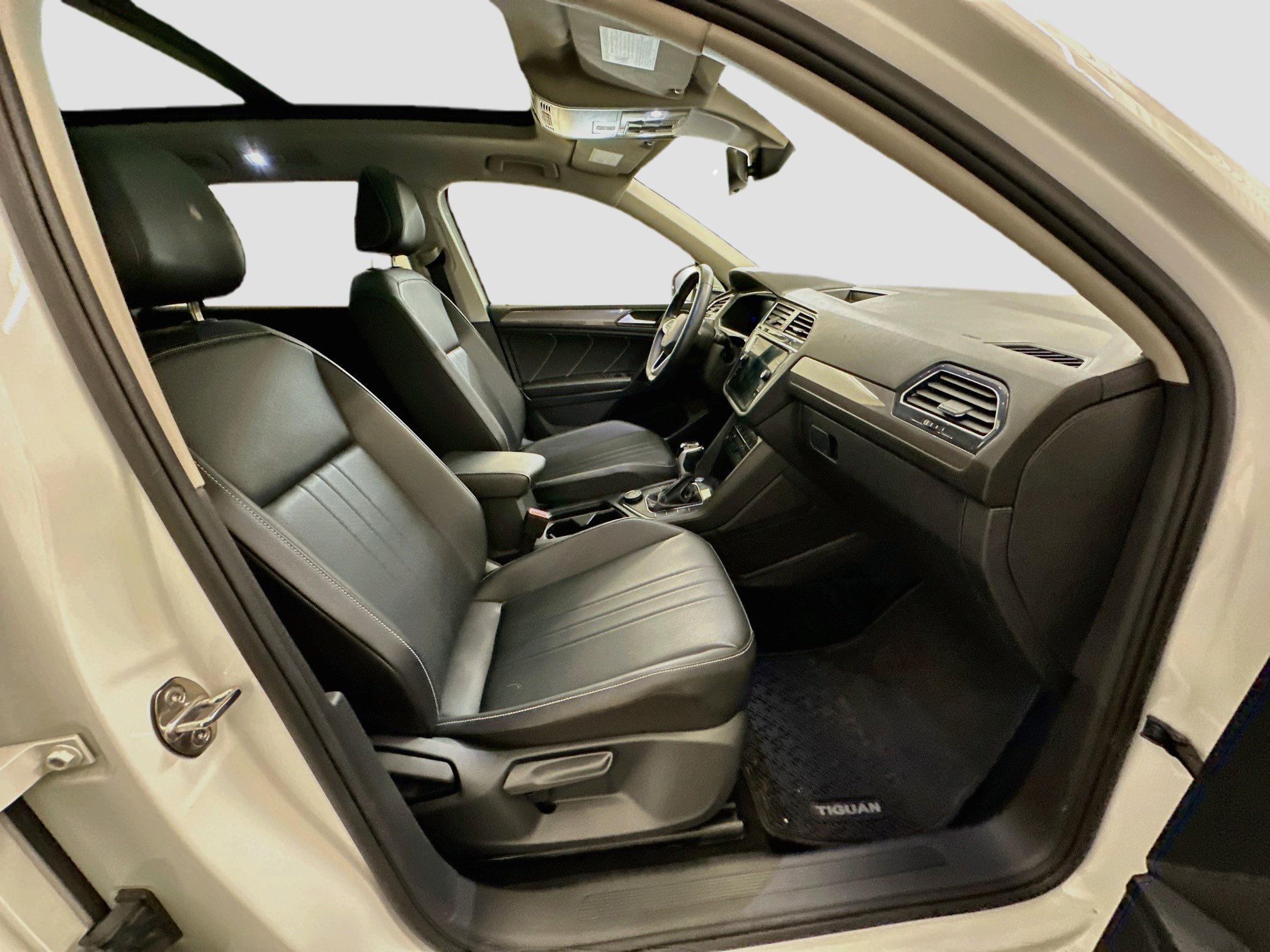Used 2023 Volkswagen Tiguan SE w/ Panoramic Sunroof Package AWD/4WD image 33