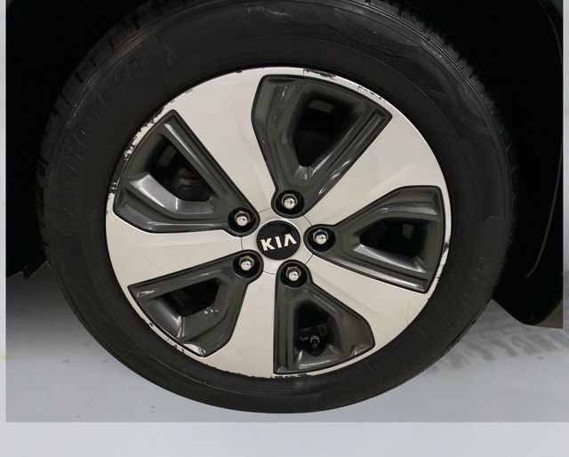 Used 2017 Kia Niro EX image 17