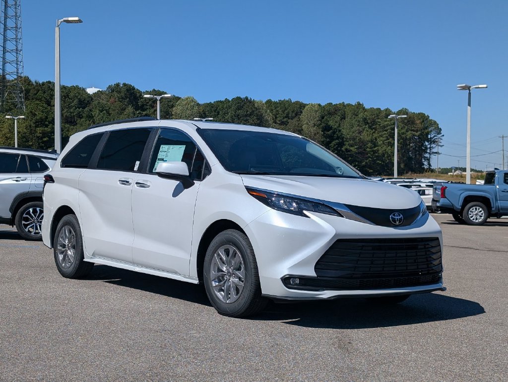 New 2026 Toyota Sienna XLE FWD image 7