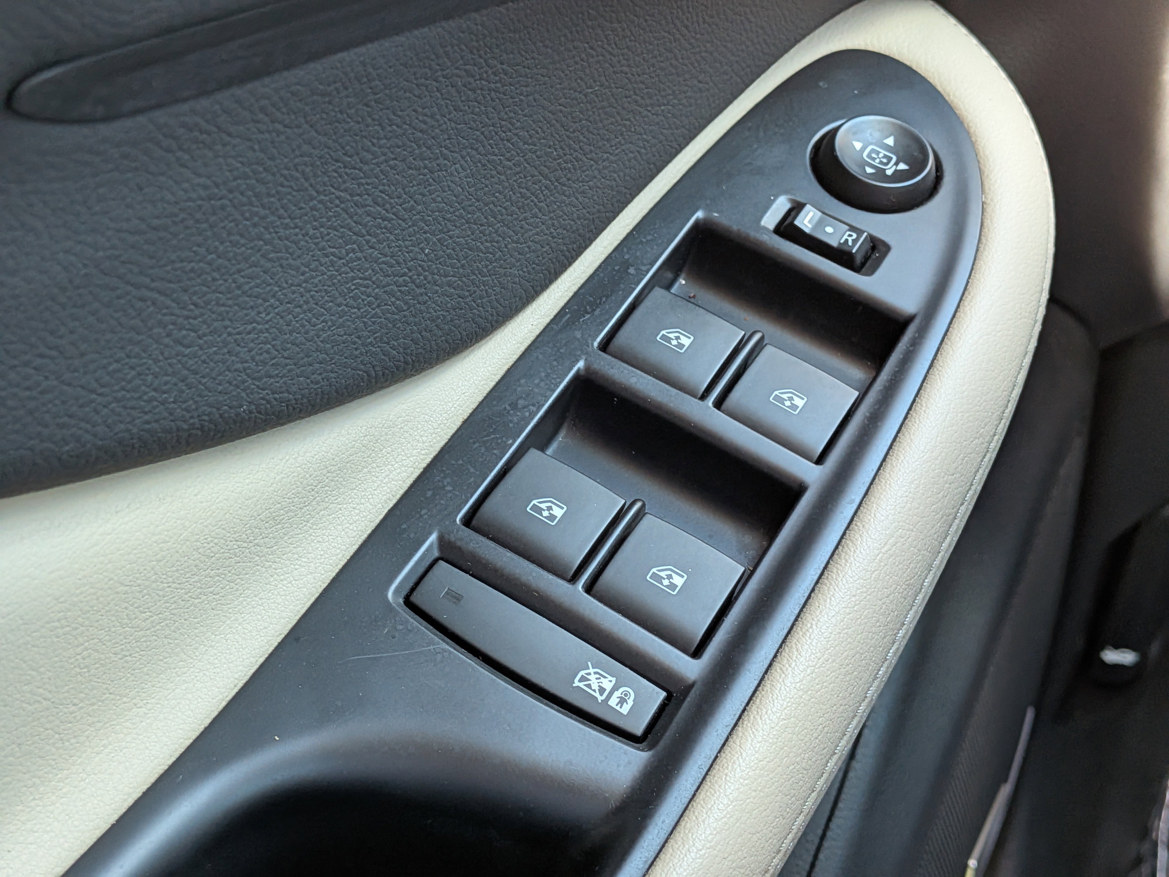 Used 2020 Buick Envision Premium w/ Driver Confidence Package image 23