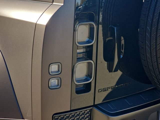 Used 2025 Land Rover Defender 110 image 35