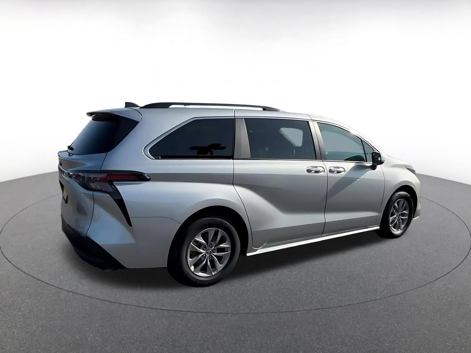 Used 2025 Toyota Sienna XLE FWD image 14