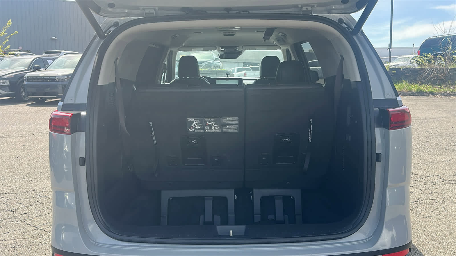 Used 2024 Kia Carnival EX FWD image 30