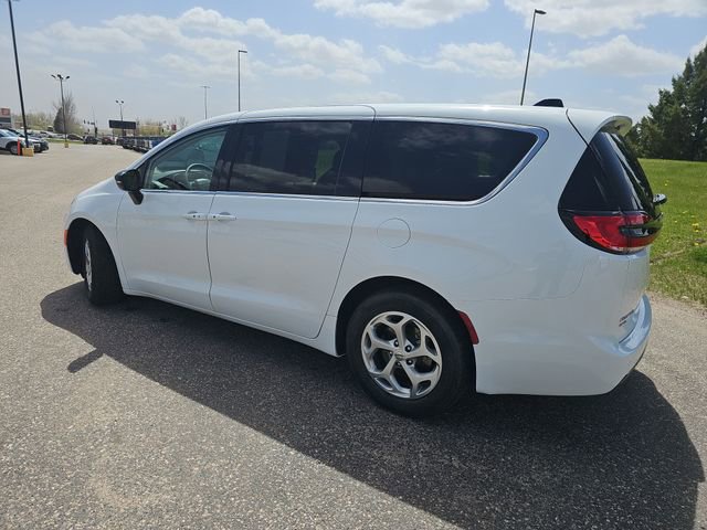 Used 2024 Chrysler Pacifica Limited FWD image 3