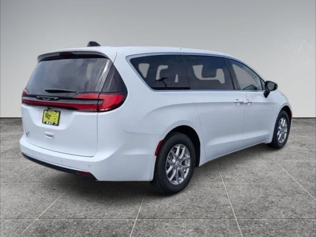 New 2027 Chrysler Pacifica Select FWD image 5
