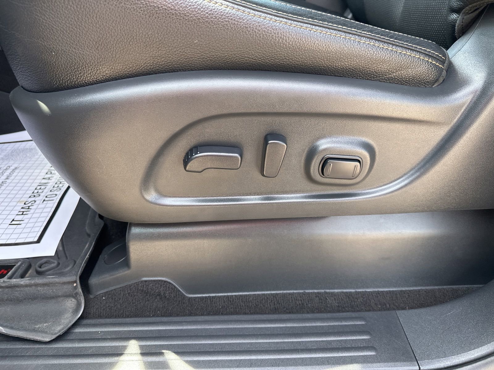 Used 2019 Nissan Titan SL w/ Off-Road Package AWD/4WD image 13