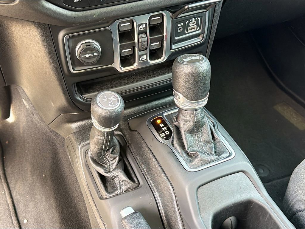 Used 2025 Jeep Wrangler Unlimited Sahara image 18