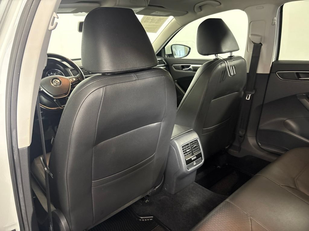 Used 2018 Volkswagen Passat 2.0T SE FWD image 27