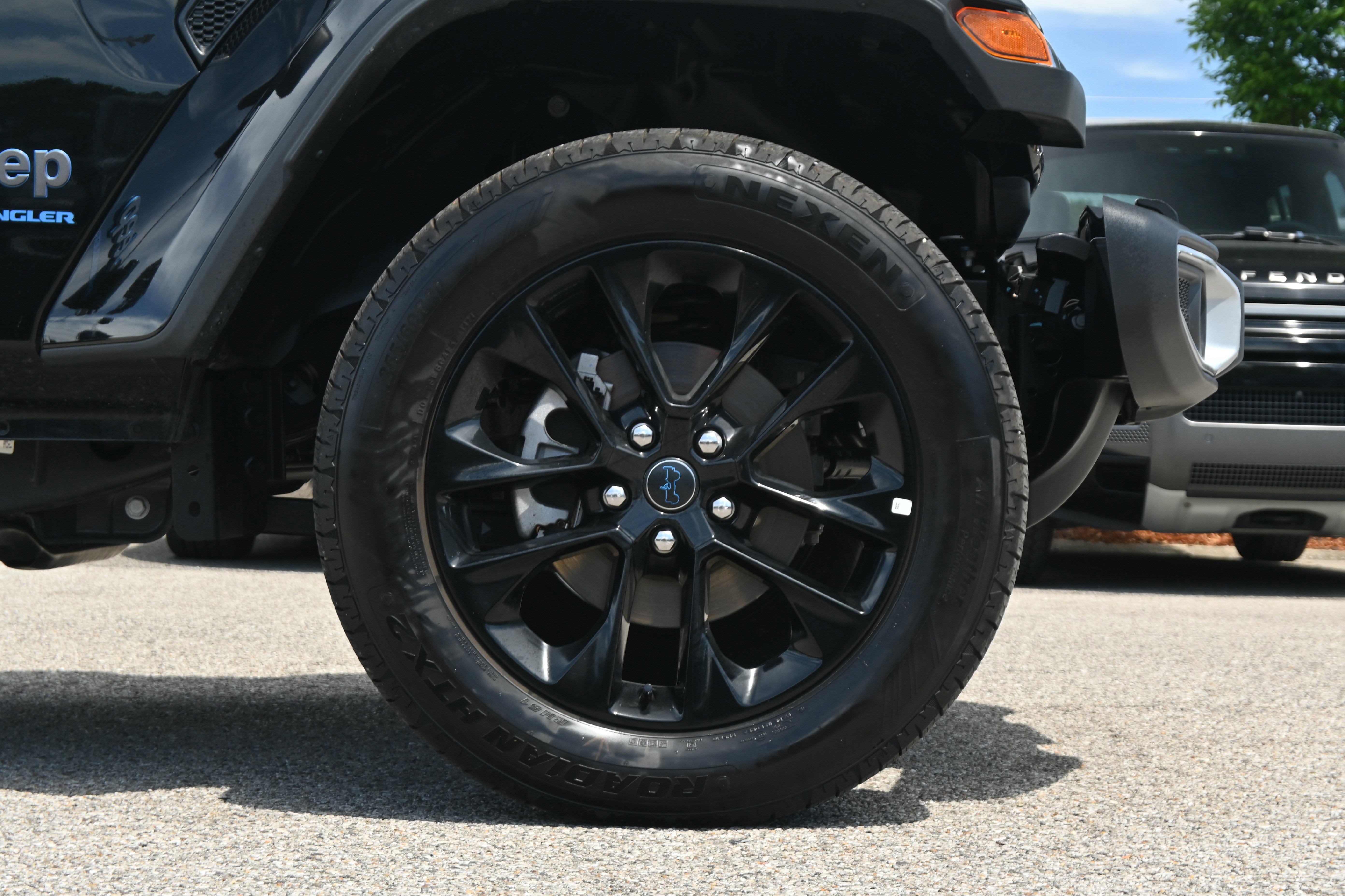 Used 2025 Jeep Wrangler Unlimited Sahara w/ Safety Group AWD/4WD image 13
