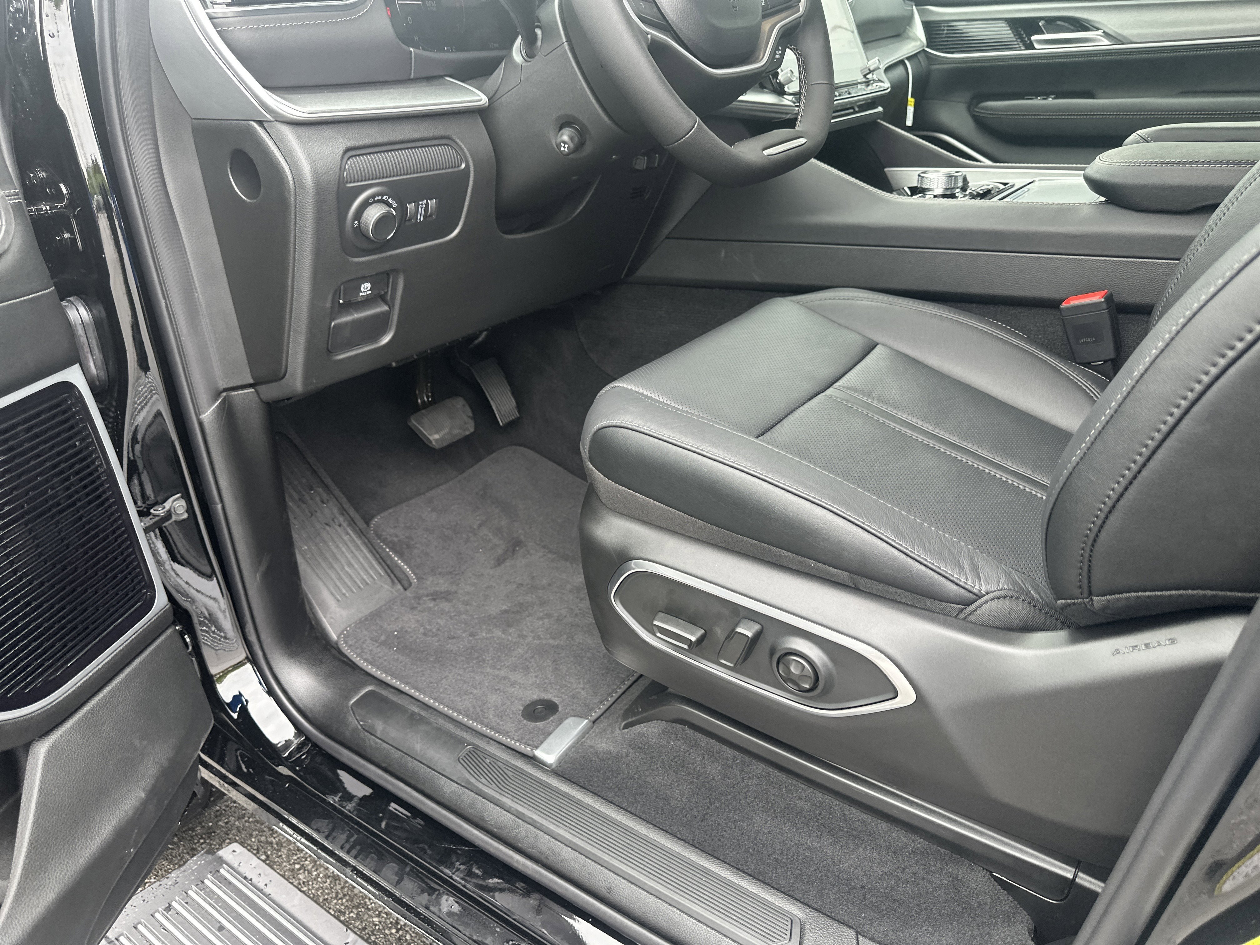 New 2026 Jeep Grand Wagoneer L Limited AWD/4WD image 14