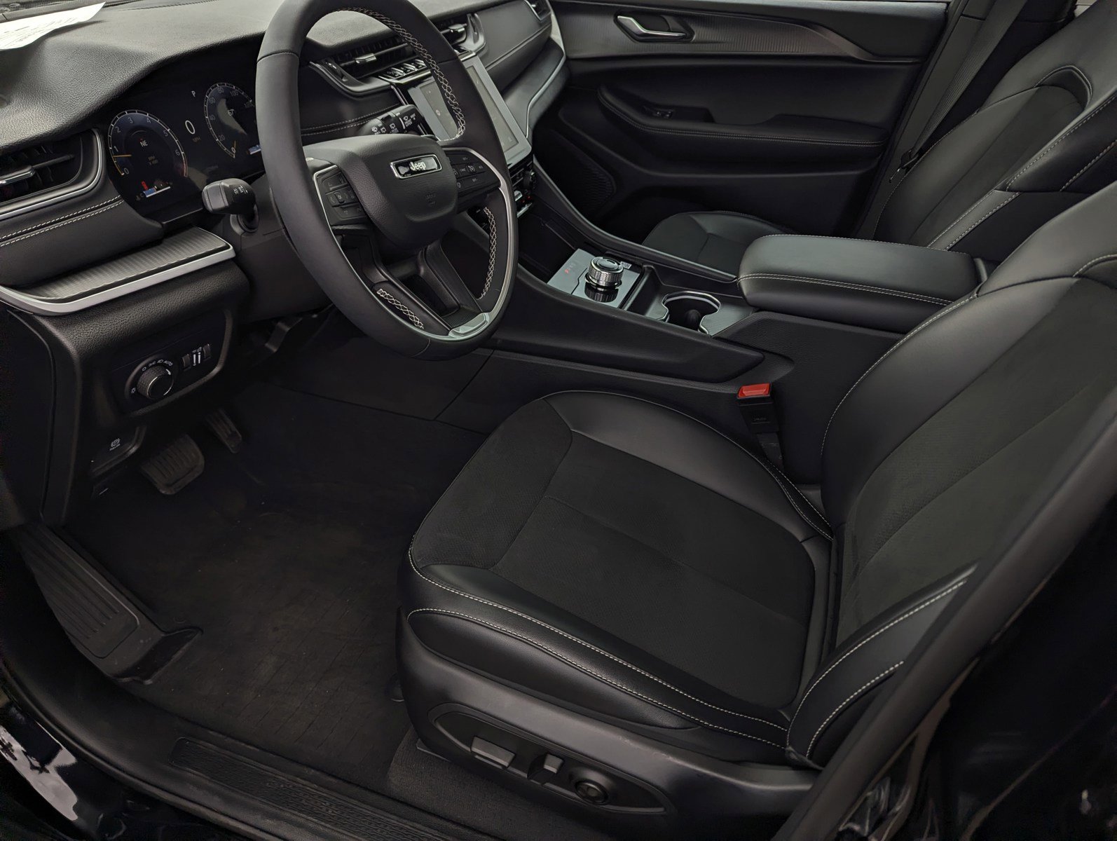 Used 2025 Jeep Grand Cherokee L Altitude AWD/4WD image 10