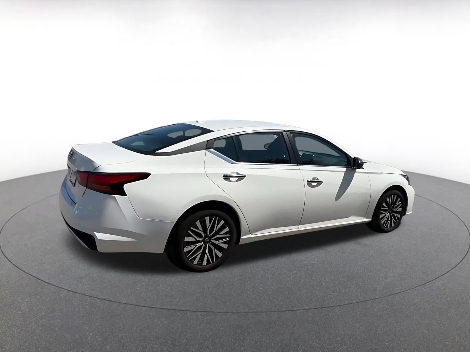 Used 2025 Nissan Altima 2.5 SV FWD image 15