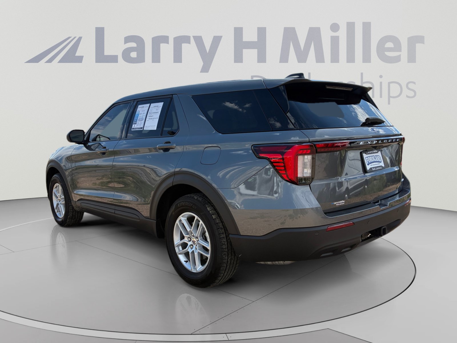 Used 2026 Ford Explorer Active AWD/4WD image 3