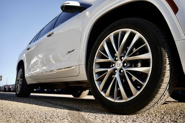 Used 2025 Buick Enclave Avenir w/ Super Cruise Package image 9