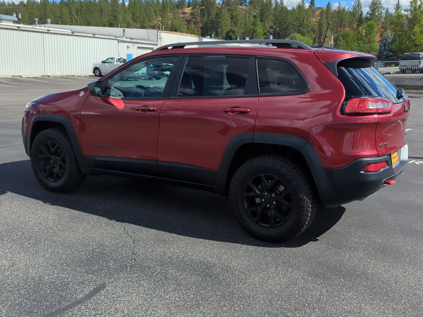 Used 2017 Jeep Cherokee Trailhawk AWD/4WD image 4