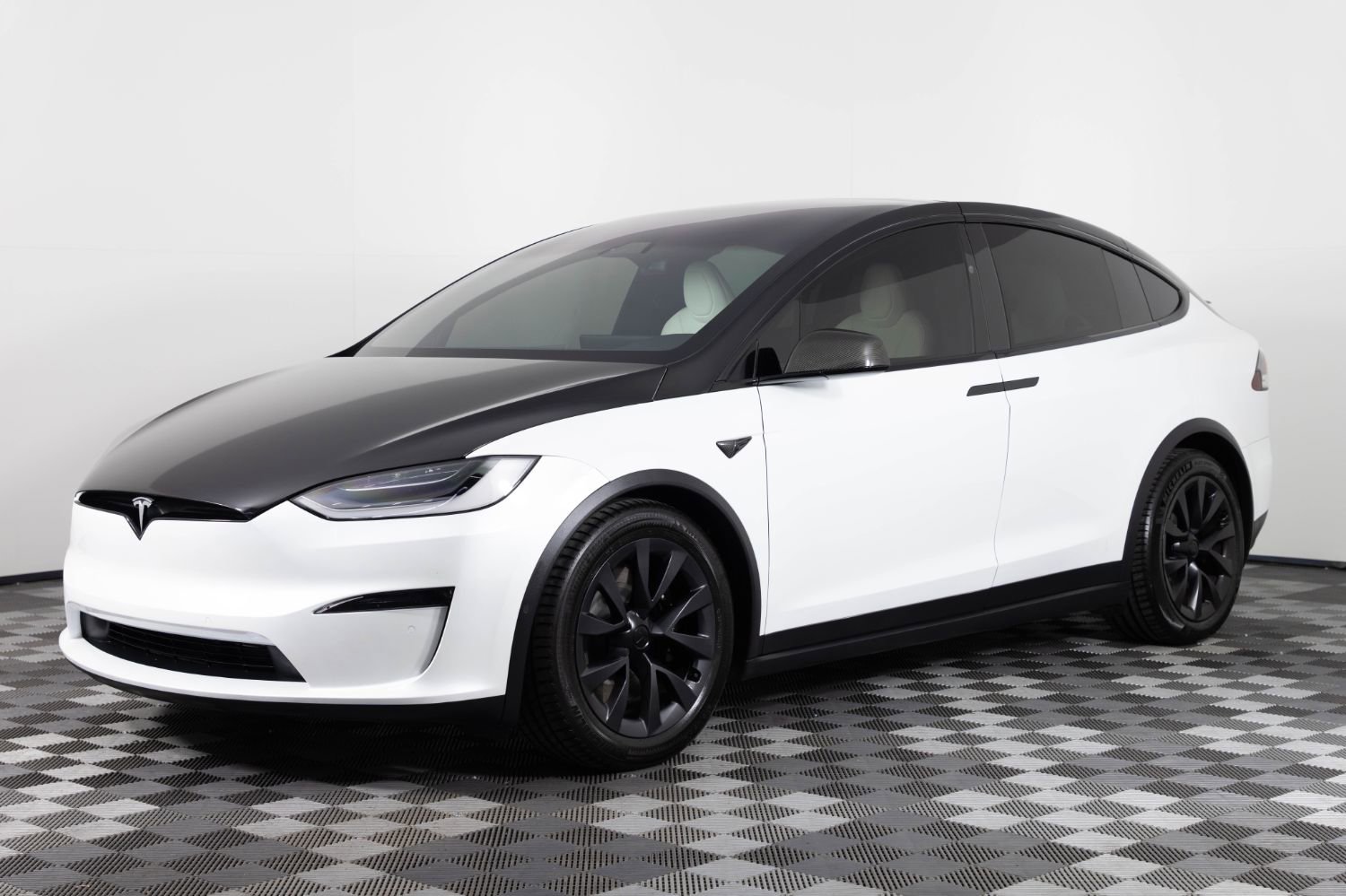 Used 2022 Tesla Model X Plaid image 1