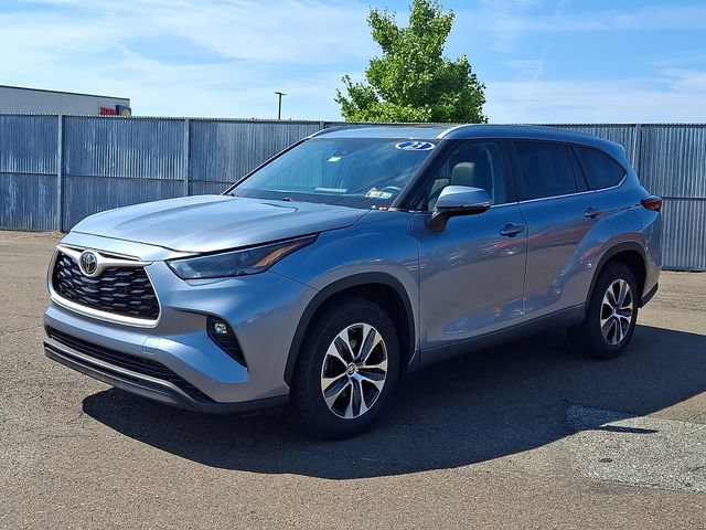 Used 2023 Toyota Highlander XLE FWD image 3