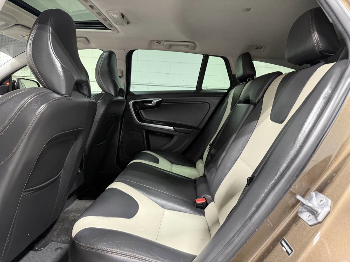 Used 2018 Volvo V60 T5 Cross Country Platinum AWD/4WD image 18