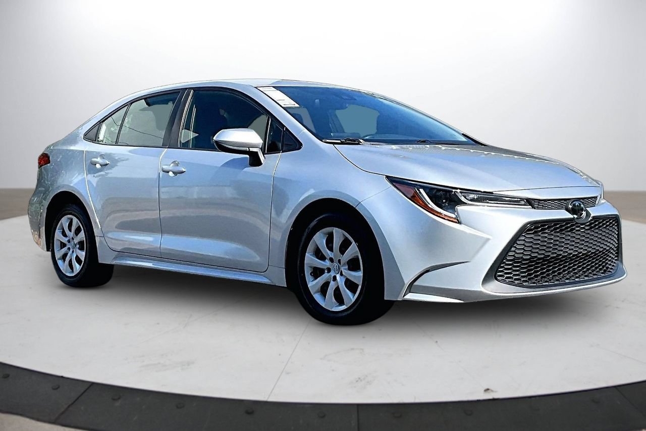 Used 2022 Toyota Corolla LE FWD image 2