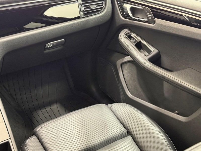 Certified 2025 Porsche Macan AWD/4WD image 18